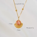 Détail du collier pendentif éventail doré avec pierre de soleil et mesures de 40+5cm - Pendentif Éventail en Pierre de Soleil