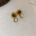Detail van vintage gouden oorbellen met tijgeroog steen en witte parelhanger op stof - 31# Zilveren Naald-Goud-Echt Verguld