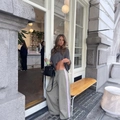 Top corto in maglia grigia con pantaloni kaki a righe e borsa nera elegante da donna - S / Grigio