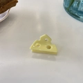 Dettaglio della graziosa molletta per capelli in acetato giallo a forma di formaggio - Acrilico / Mini Formaggio Triangolare (circa 3,2 cm)