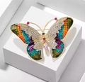 Squisita spilla a farfalla con cristalli colorati e dettaglio di gemma rosa - Farfalla di Strass Colorati