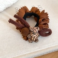 Dettaglio dell'elastico per capelli con orsetto leopardato e morbida trama in tessuto - Decorazione Orsetto Leopardato (Elastico Caffè) / caffè