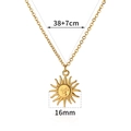 Dettaglio del ciondolo a sole dorato con rilievo del viso e catena da 38+7cm - Faccia di Sole