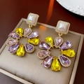 Primer plano de aretes vintage de oro con piedras preciosas púrpuras y amarillas - Pendientes de Perlas con Flores (HE15351) / Púrpura-Amarillo