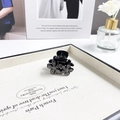 Elegante pinza para el pelo con flor negra y cristales sobre bandeja de joyería - Flor Negra + Diamantes de Imitación Negros Brillantes