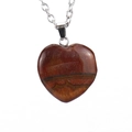 Primer plano de colgante corazón facetado de piedra jaspe rojo natural con cadena de plata - Ojo de Tigre