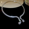 Detailansicht eines silbernen Zirkonia-Chokers mit doppelten Wassertropfen-Anhängern - Silber
