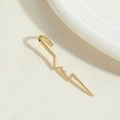 Detail eines goldenen Ear Cuffs mit elegantem Herzschlagmuster und funkelnden weißen Zirkonia - Herzschlag Welle Stil (ES2429-1)