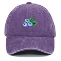 Vue de face de la casquette de baseball en coton lavé violet brodée de myrtilles - Réglable / Violet