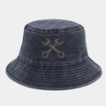 Detailaufnahme des dunkelblauen Baumwoll-Anglerhuts mit Werkzeug-Stickerei im Vintage-Look - M (56-58cm) / Marineblau