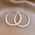 Orecchini a cerchio tondi crema minimalisti con elegante finitura liscia da donna - Bianco (Perno in argento - Grande 5cm)