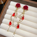 Elegantes pendientes de rosa roja flocada con borlas largas doradas y detalles de perlas - Poste de pendiente de plata - Rojo