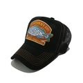 Dettaglio del ricamo a pesce e cuciture arancioni sul cappellino trucker nero in rete - Nero