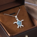 Schildkröten-Halskette mit dunkelblauem Opal-Panzer und weißen Zirkonia-Verzierungen - Meeresschildkröte Stil 3