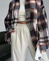 Detailopname van vintage geruite blouse met crème vest en broek met trekkoord - S / koffiekleur
