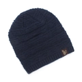 Détail du bonnet en maille bleu marine avec texture tressée et logo cygne en cuir - Bleu marine
