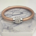 Dettaglio del bracciale in silicone con ciondolo in argento e cristalli su base di marmo - Champagne