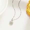 Dettaglio della collana girasole girevole con cristalli lucidi e catena argento - Girasole Rotante (862) / Argento
