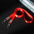 Rotes gewebtes Schlüsselband mit robusten Metall-Karabinerhaken auf dunklem Hintergrund - 1.5cm / Rot