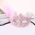 Elegante máscara de encaje rosa con plumas laterales y lentejuelas para fiestas y teatro - Rosa