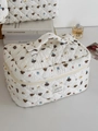 Detailansicht der weißen gesteppten Make-up-Tasche mit Hundemotiv und Reißverschluss - Brot Hund - [Kosmetiktasche]