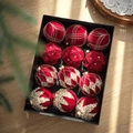 Set van 12 rode fluwelen kerstballen met gouden glitterpatronen in een geschenkdoos - 12 Stuks in Doos / Bordeauxrood