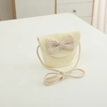 Détail du sac en paille tressée pour enfants avec nœud à pois marron et bordure en dentelle - Sac / Crème