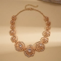 Dettaglio della collana a rose traforate con strass luccicanti e finitura dorata lucida - Collana - Oro