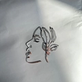 Primo piano dettaglio del viso di donna in acrilico argentato minimalista decorazione. - Piccolo Argento 5