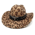 Dettaglio cappello da cowboy leopardato con fascia in pelle e fibbia con testa di toro - Corona Piatta / Stampa leopardata