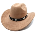 Détail du chapeau de cowboy en daim camel avec perles et bande décorative cloutée - Kaki