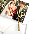 Dettaglio cake topper in acrilico specchio oro con cuore rosso e design LOVE you - Rosso e Oro - Cuore Love You