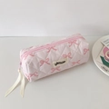 Dettaglio borsa per trucco trapuntata rosa con motivi a fiocco ed etichetta hisocute - Fiocco Rosa