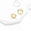 Anello dorato con motivo a moneta e zirconi su base geometrica bianca elegante - 10mm / Oro