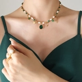 Elegante collar de oro con colgante de malaquita verde y perlas blancas en modelo - 40+5cm / Dorado