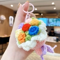 Handgemachter Häkel-Blumenstrauß-Schlüsselanhänger mit buntem Garn und lila Quaste - Handstrauß-Rosa