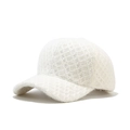 Detalle de una gorra de béisbol de punto blanco con textura de felpa y patrón de calados - Talla única / Blanco