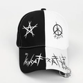 Dettaglio del cappello bicolore bianco e nero con anelli metallici e scritte graffiti - Regolabile (55-61cm) / Patchwork Nero e Bianco