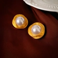 Dettaglio di orecchini vintage dorati martellati con perla su sfondo di seta - 10# Perno in Argento Oro Opaco Tondo