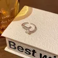 Silberner Schleifenring mit Perle und Zirkonia in einer eleganten Geschenkbox-Umgebung - Silber Perle Zirkon Offen (J1004)