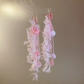 Detalle de pendientes florales de resina con lentejuelas rosas y borlas de tela fina - Rosa (Poste de pendiente de plata)