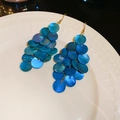 Pendientes boho con borlas de discos de concha azul en un plato de cerámica blanca - Estilo de Gancho para la Oreja / Azul