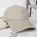 Detail der gewaschenen Baumwoll-Baseballkappe Textur und Nähte in hellem Khaki-Vintage-Stil - Gebrochenes Weiß