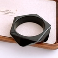 Gros plan d'un bracelet géométrique noir épais en acrylique avec une finition miroir poli - Noir-Facetté