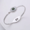 Bracciale occhio del male argento con opale verde e cristalli visto da un angolo di 45 gradi - Color Acciaio