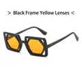 Gafas de sol cuadradas con montura negra calada y lentes amarillas vibrantes - Montura Negra Lentes Amarillas