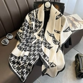 Écharpe classique en soie noire et blanche avec motifs C entrelacés sur un sac - 24104-image Principale / 110*110CM