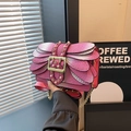 Borsa a catena sfumata rosa e viola effetto serpente con design a petali stratificati - Rosa Rosso