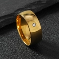 Anillo de acero inoxidable dorado de 8mm con un diamante sobre fondo de piedra negra - US 9 / Bola Interior/Exterior de 8mm con Circonita Única / Dorado