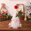 Leuchtende gestrickte Weihnachtsgnom-Puppe mit langen Beinen auf festlichem Holz - Weiß (D-GJ91)